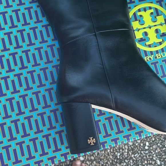 Elegant Black Leather Knee-High Boots - Picture 5 of 11